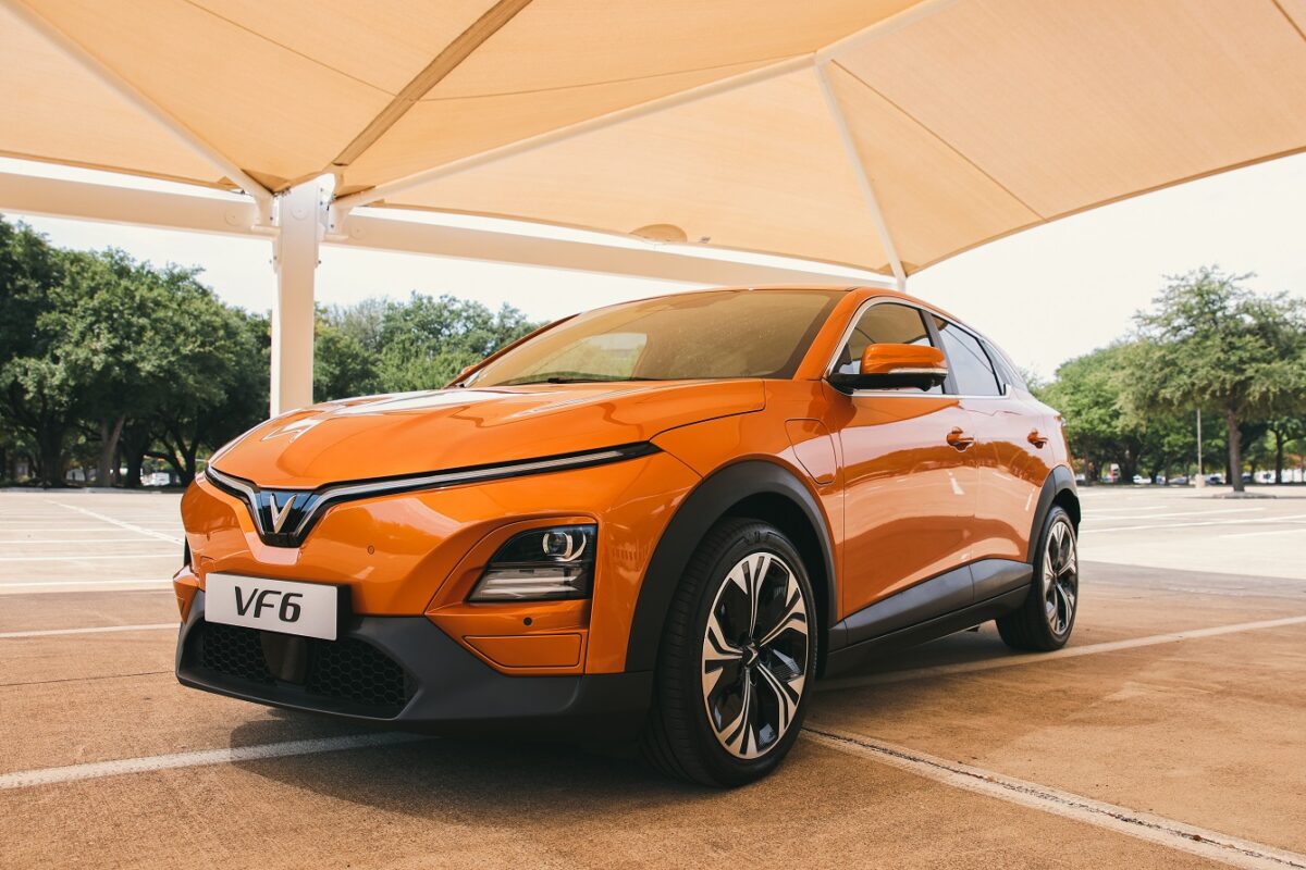 Toàn bộ thân xe VF6 mang một lối thiết kế mạnh mẽ, đậm chất thể thao.